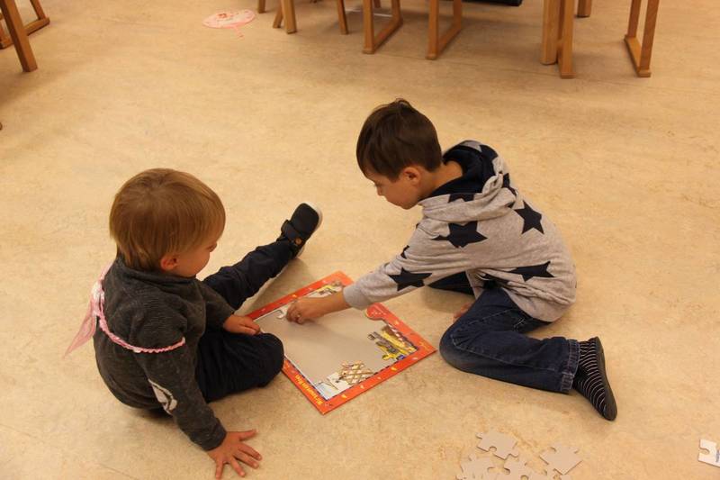 Kinder mit Puzzle